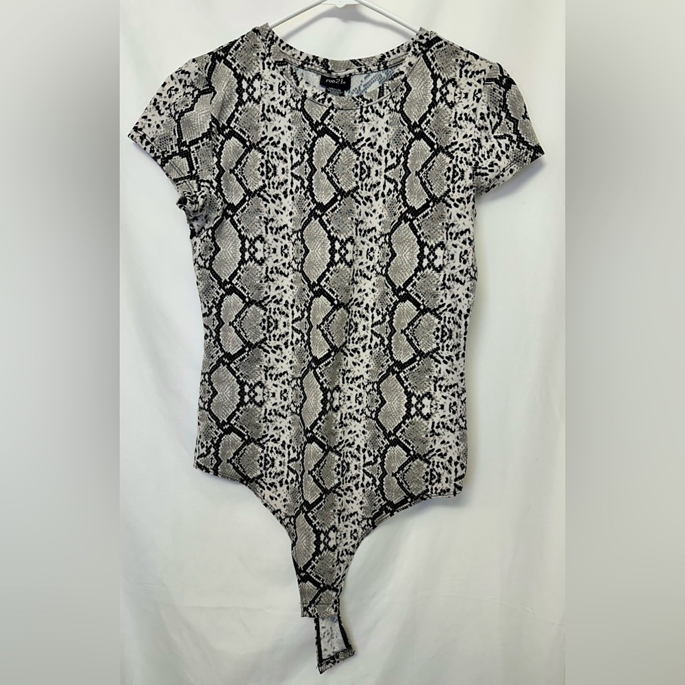 Rue21 Snake Print Bodysuit Women’s Medium – Gray Black Snakeskin Pattern